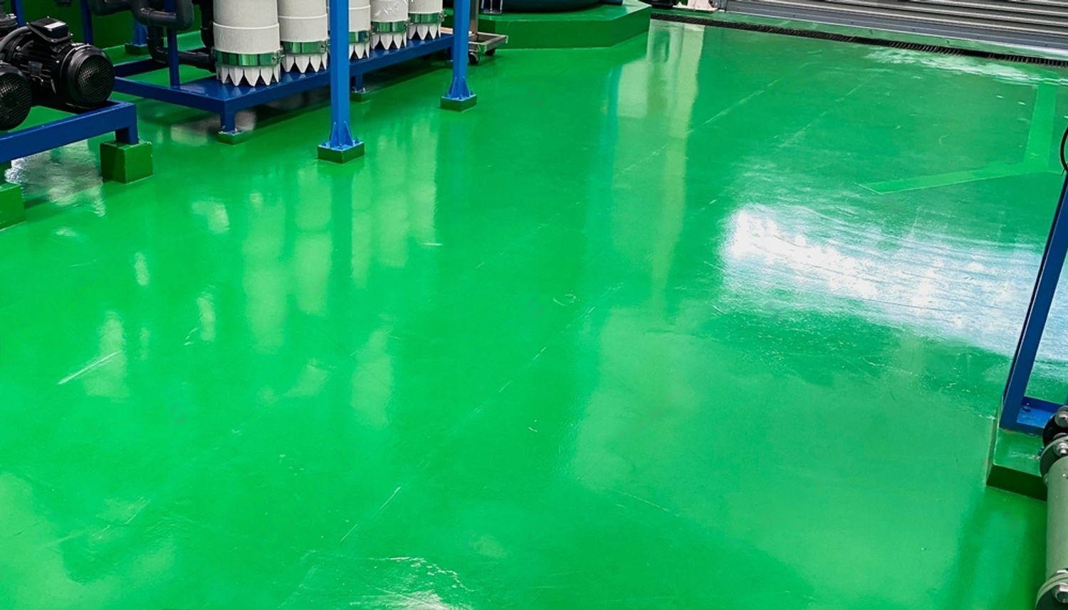 Green epoxy-PU hybrid floor in a process plant with machinery
